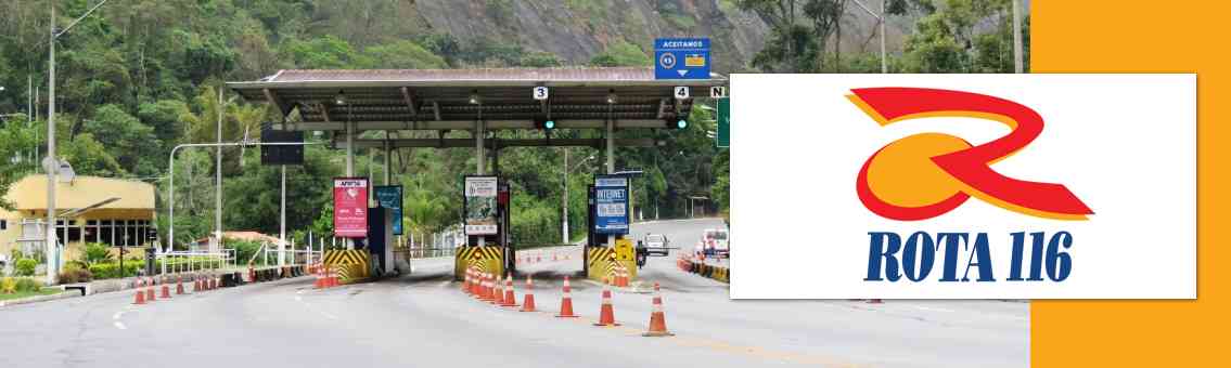 Banner da Rota 116 com pedágio no fundo